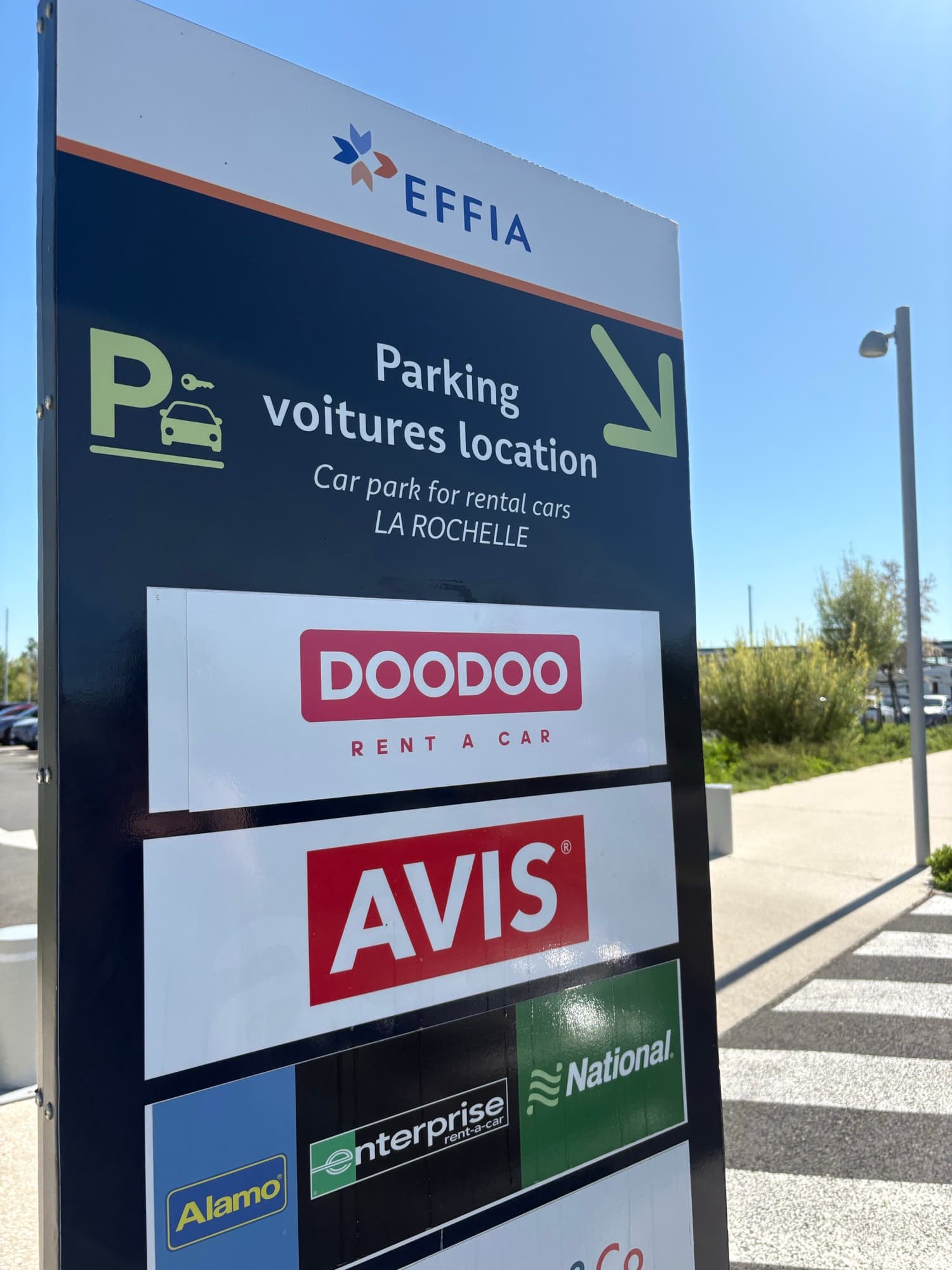 Official EFFIA parking signage listing DOODOO alongside AVIS, Enterprise, National and Alamo at a partner car park in France