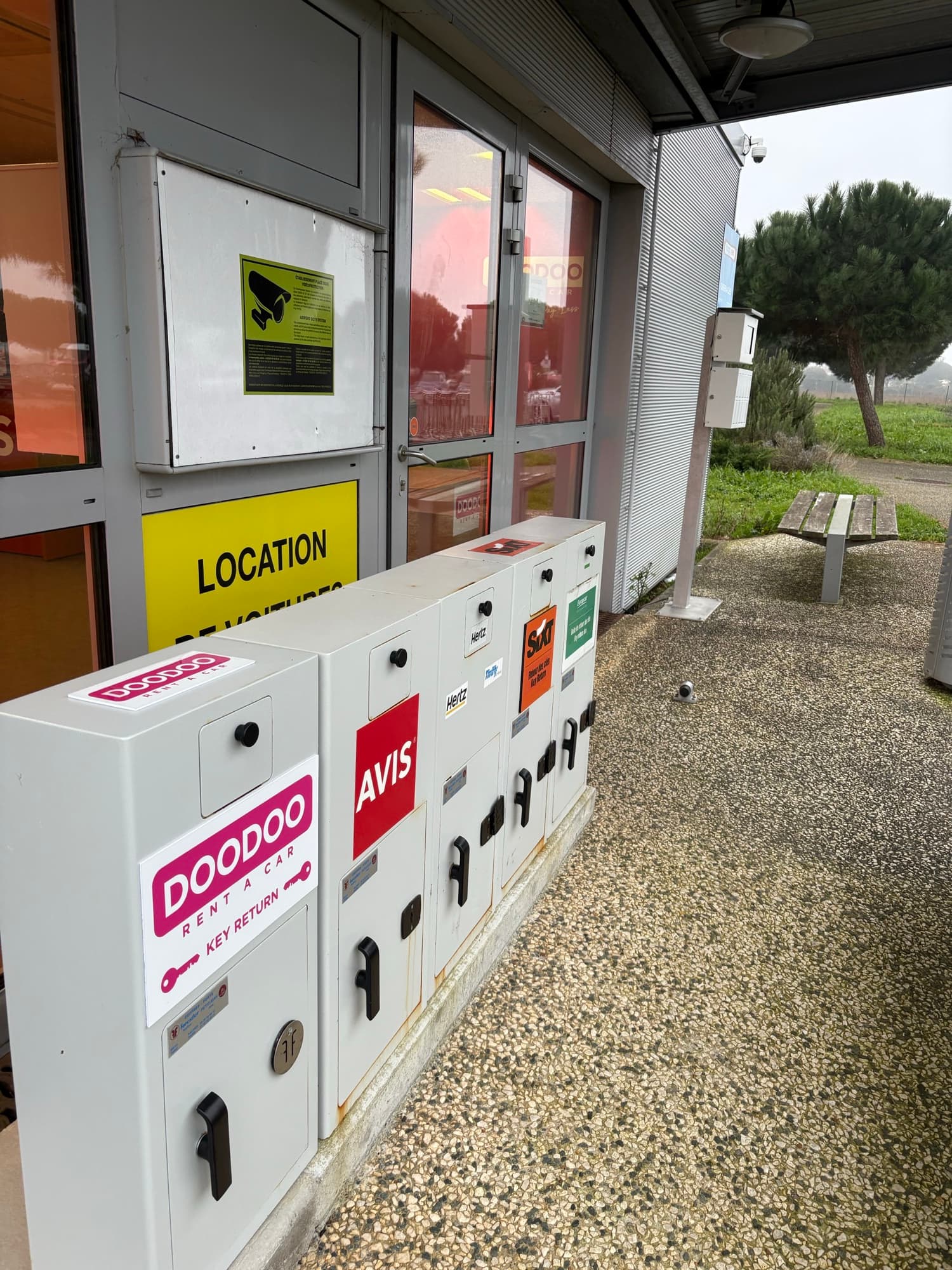 DOODOO key return box next to AVIS, Hertz, SIXT and Thrifty